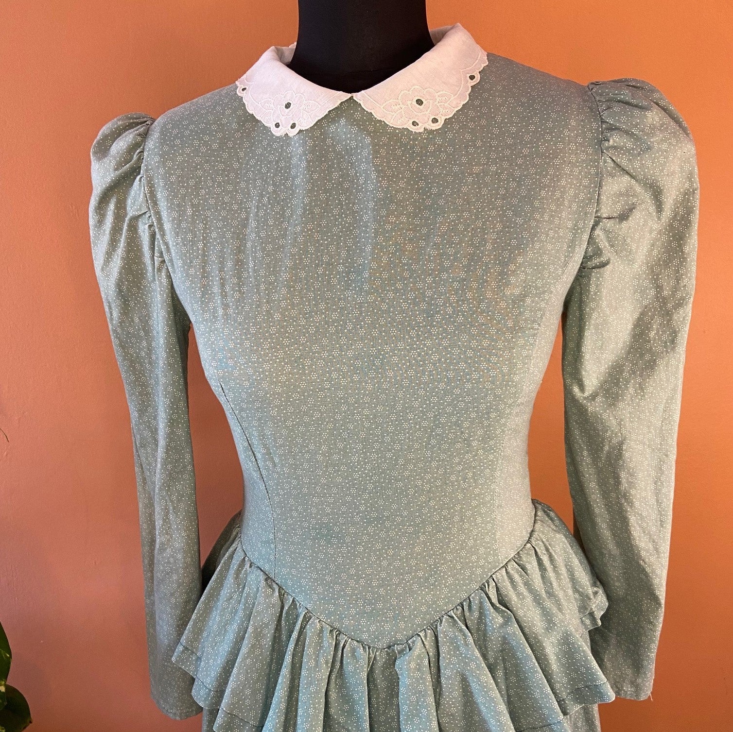 Vintage green dress with puff sleeves